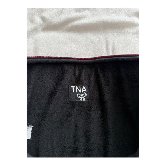 TNA | Aritzia Aztec Print Lined Tablet & Laptop Holder - Picture 4 of 9